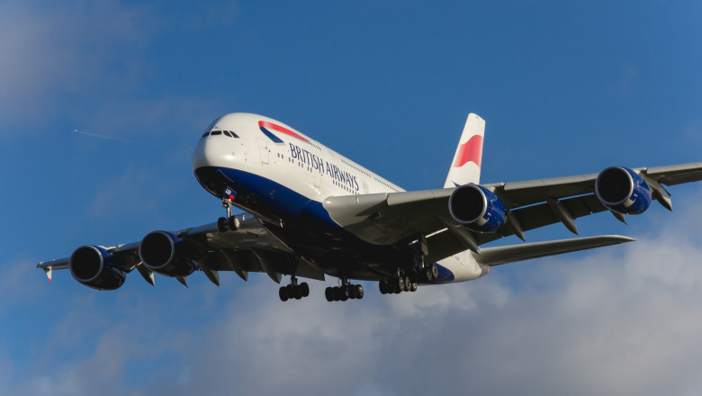 Un însoțitor de zbor de la British Airways a fost găsit dansând complet dezbrăcat în toaletă, în timpul unui zbor spre Londra