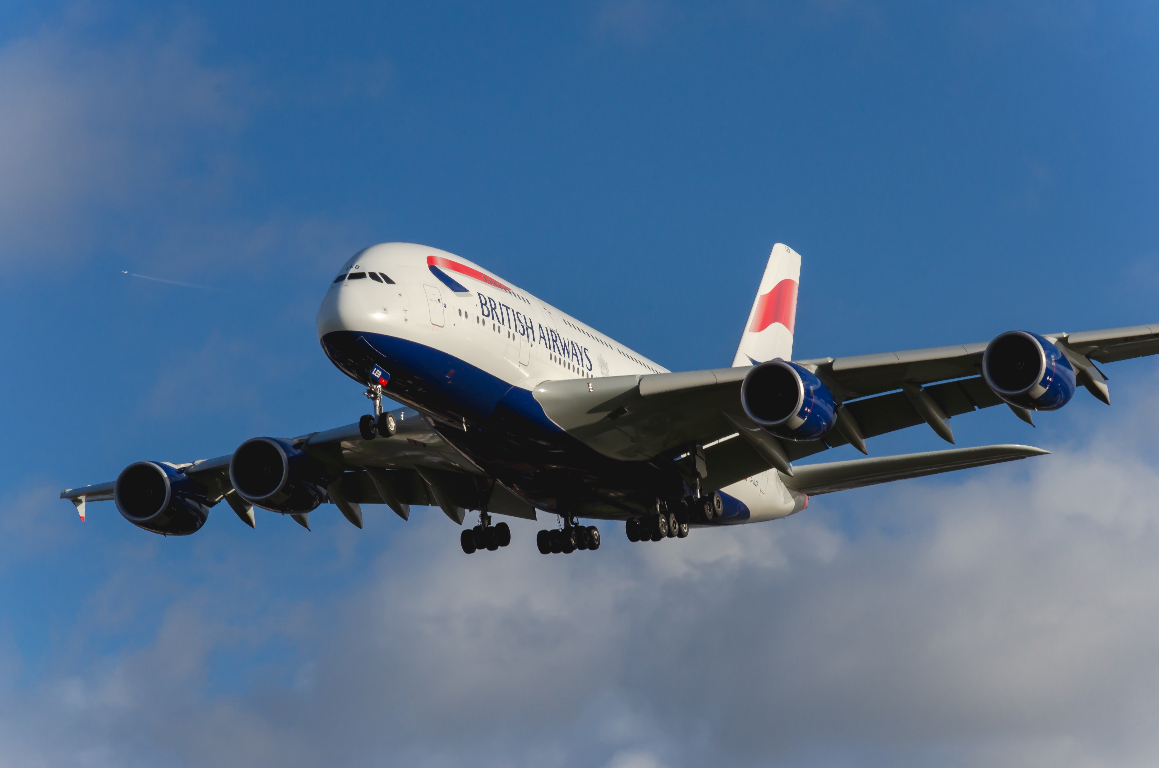 Un însoțitor de zbor de la British Airways a fost găsit dansând complet dezbrăcat în toaletă, în timpul unui zbor spre Londra