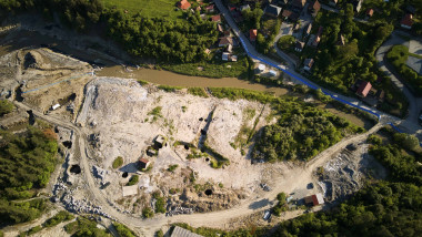 salina praid, case, rau, noroaie - vedere de sus, din drona