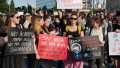 protest femisnist in pta victoriei, oameni cu pancarte impotriva violentei asupra femeilor