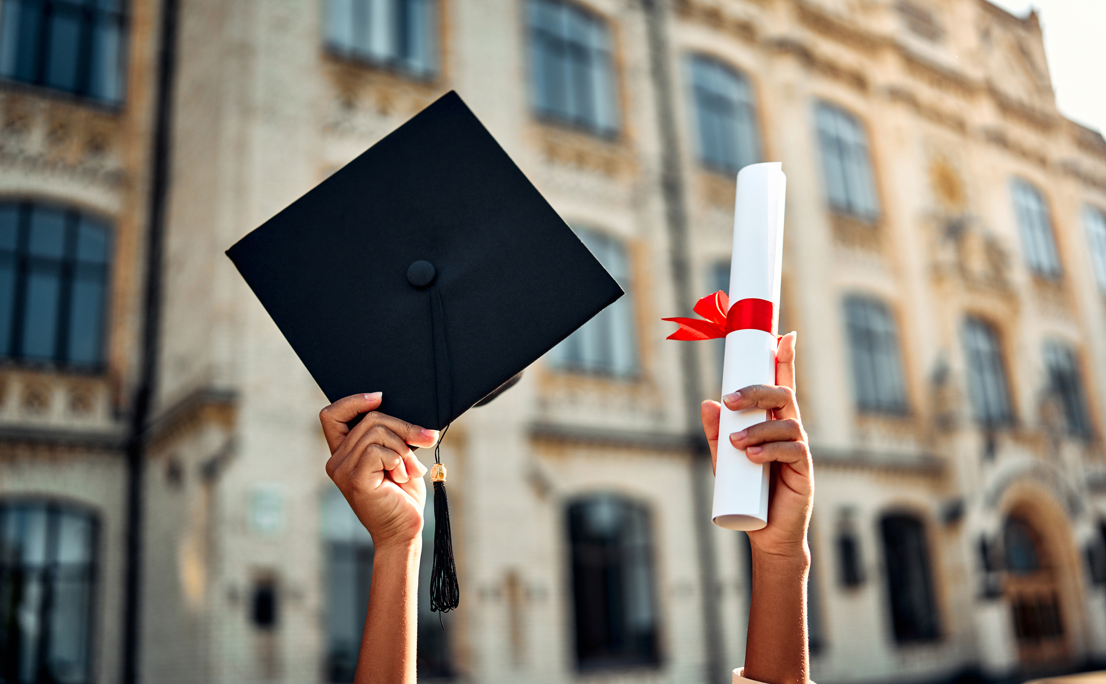 Absolvenți de facultate la 70 de ani. Motivul pentru care și-au dorit să fie studenți la vârsta a treia: „Viața e frumoasă dacă o faci”