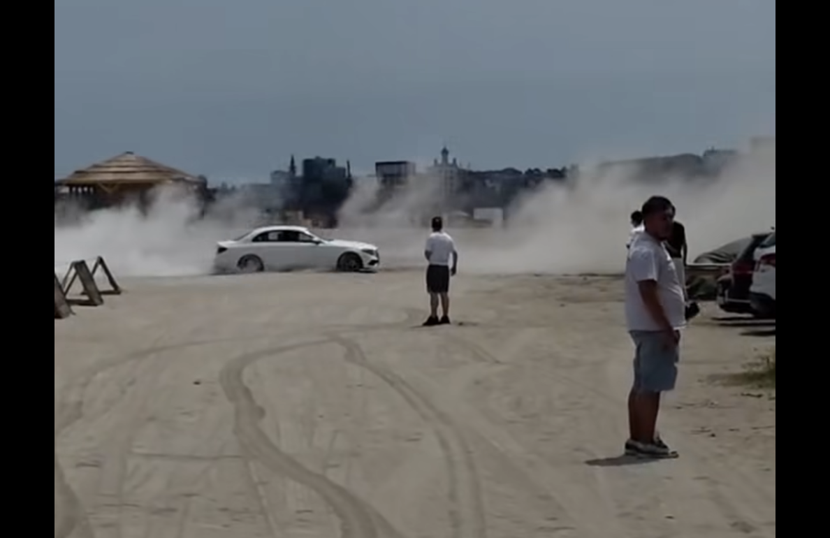 Drifturi pe plajă la Constanța. Ce amendă a primit un bărbat care a intrat cu maşina pe nisip VIDEO