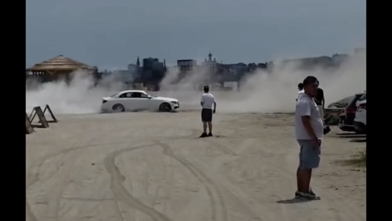 Drifturi pe plajă la Constanța. Ce amendă a primit un bărbat care a intrat cu maşina pe nisip VIDEO