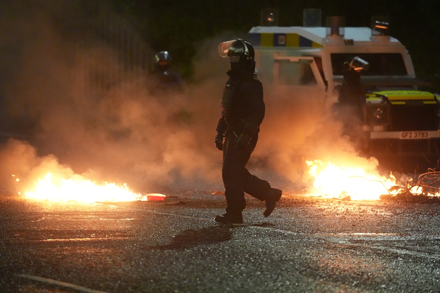 A cincea noapte consecutivă de violențe în Irlanda de Nord: Poliția atacată cu cocktailuri Molotov în Portadown