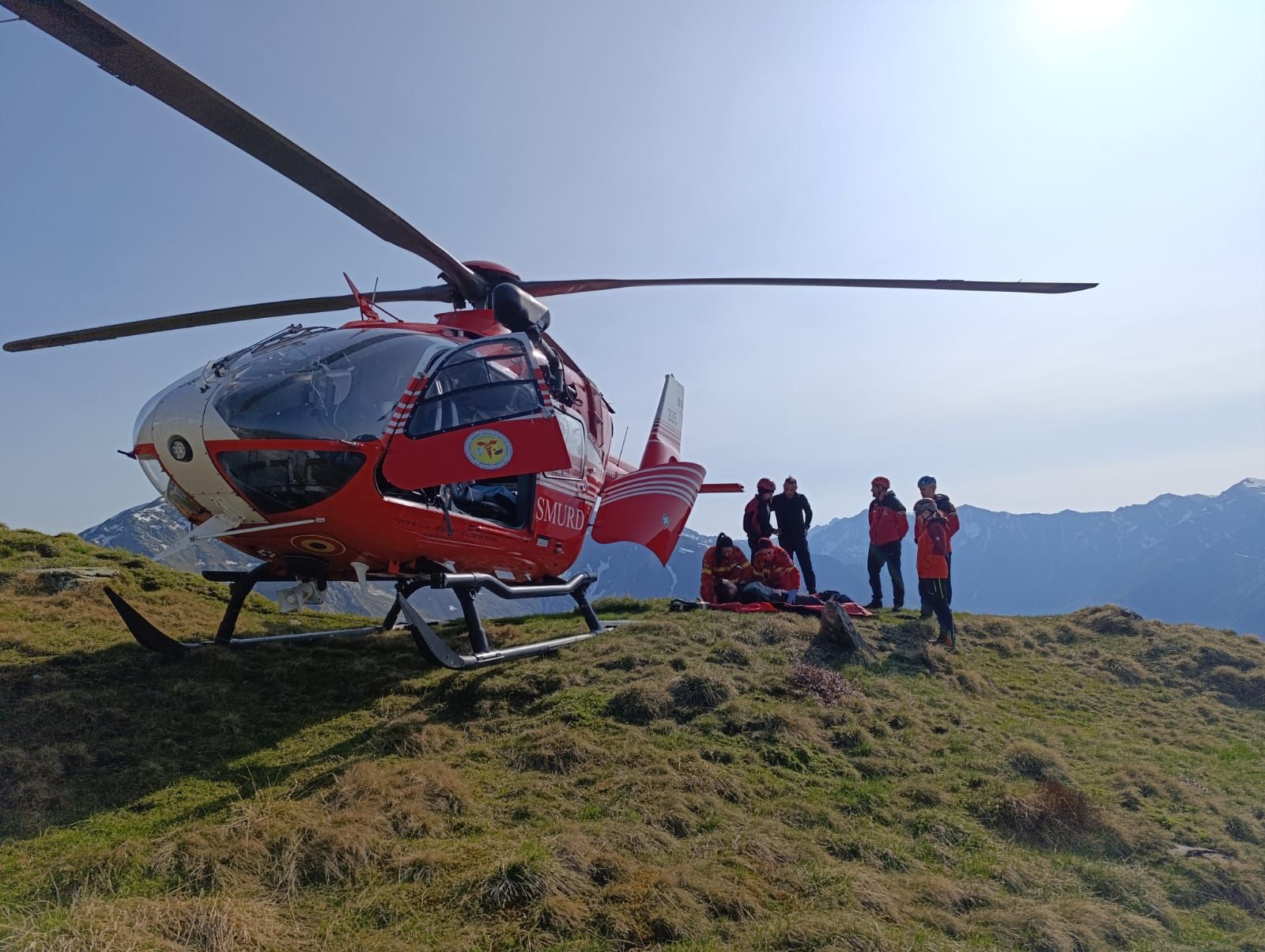 Turistă de 63 de ani, evacuată cu elicopterul SMURD din Munții Făgăraș