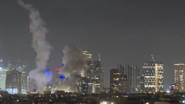 cladiri si urme de explzii in tel aviv, israel, noaptea