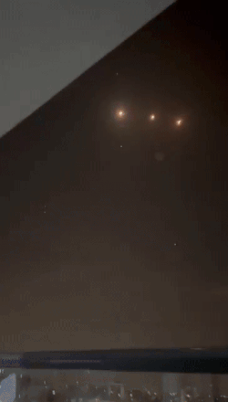 VIDEO  Iranul afirmă că a folosit un nou tip de rachetă balistică împotriva Israelului. Imagini apocaliptice cu proiectilele căzând din cer