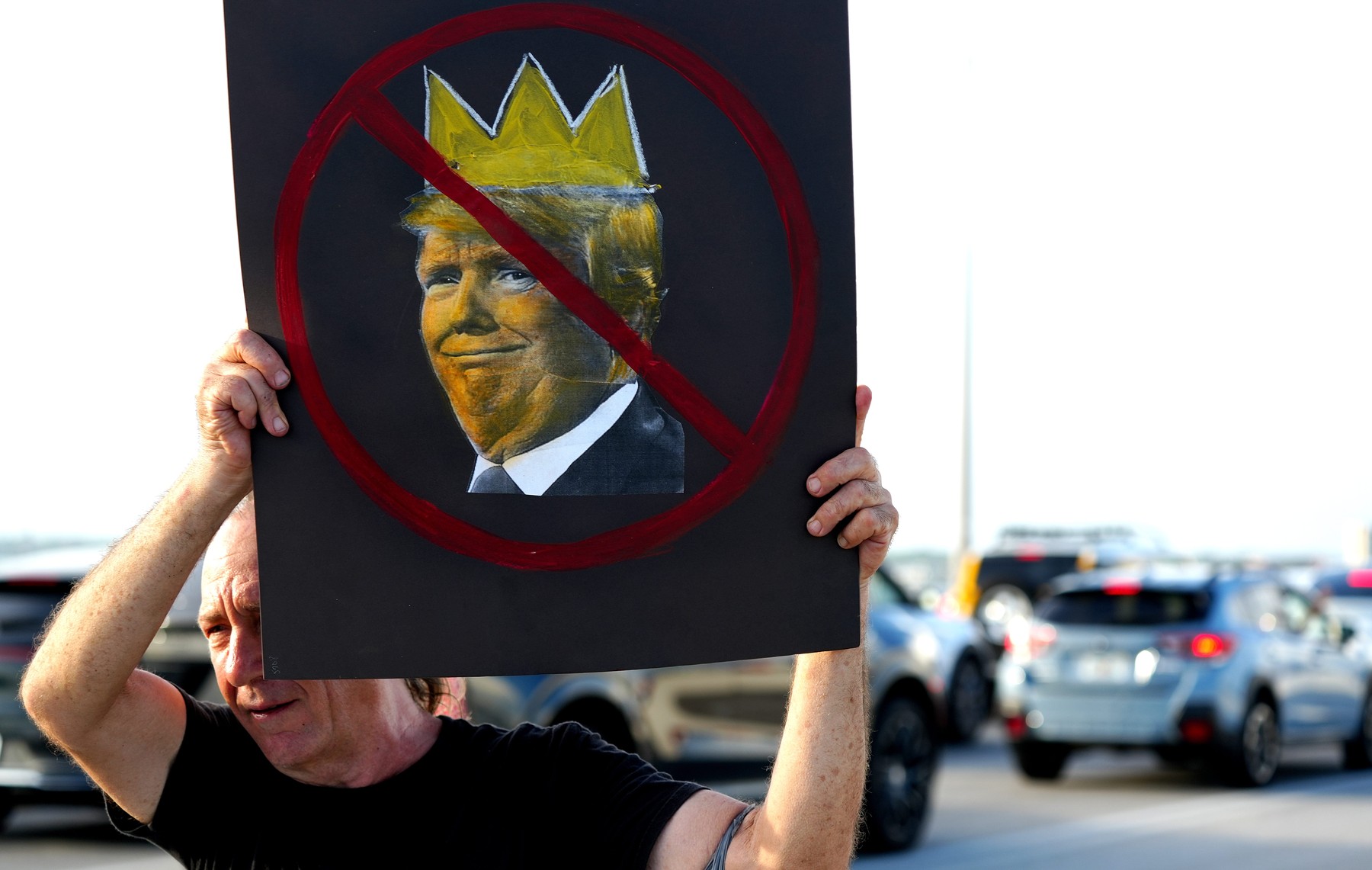 Milioane de americani au participat la protestele „No Kings” împotriva lui Donald Trump. Gaze lacrimogene la Los Angeles