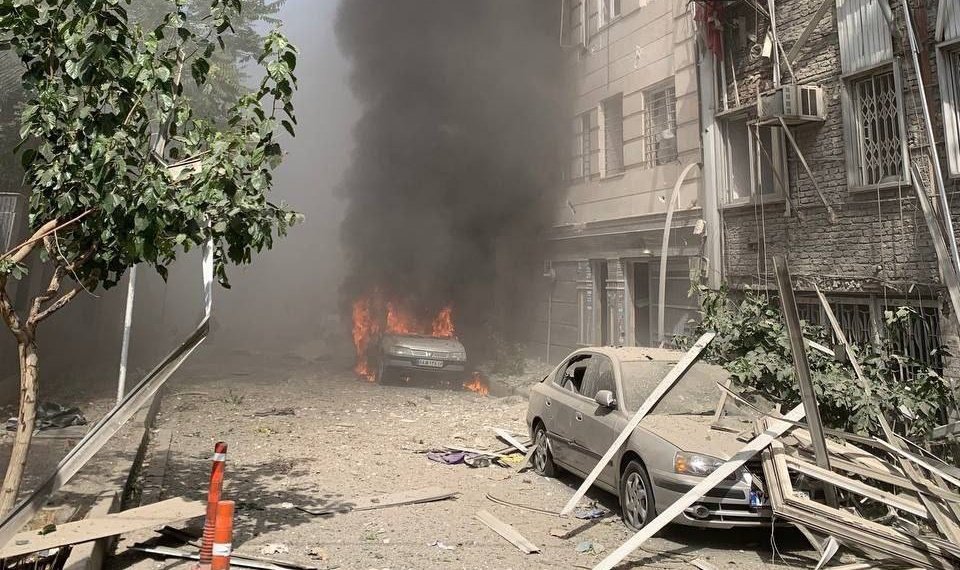 Atentate cu mașini-capcană în Teheran: Cinci explozii au vizat rețeaua de canalizare și apă. Presa iraniană acuză Israelul