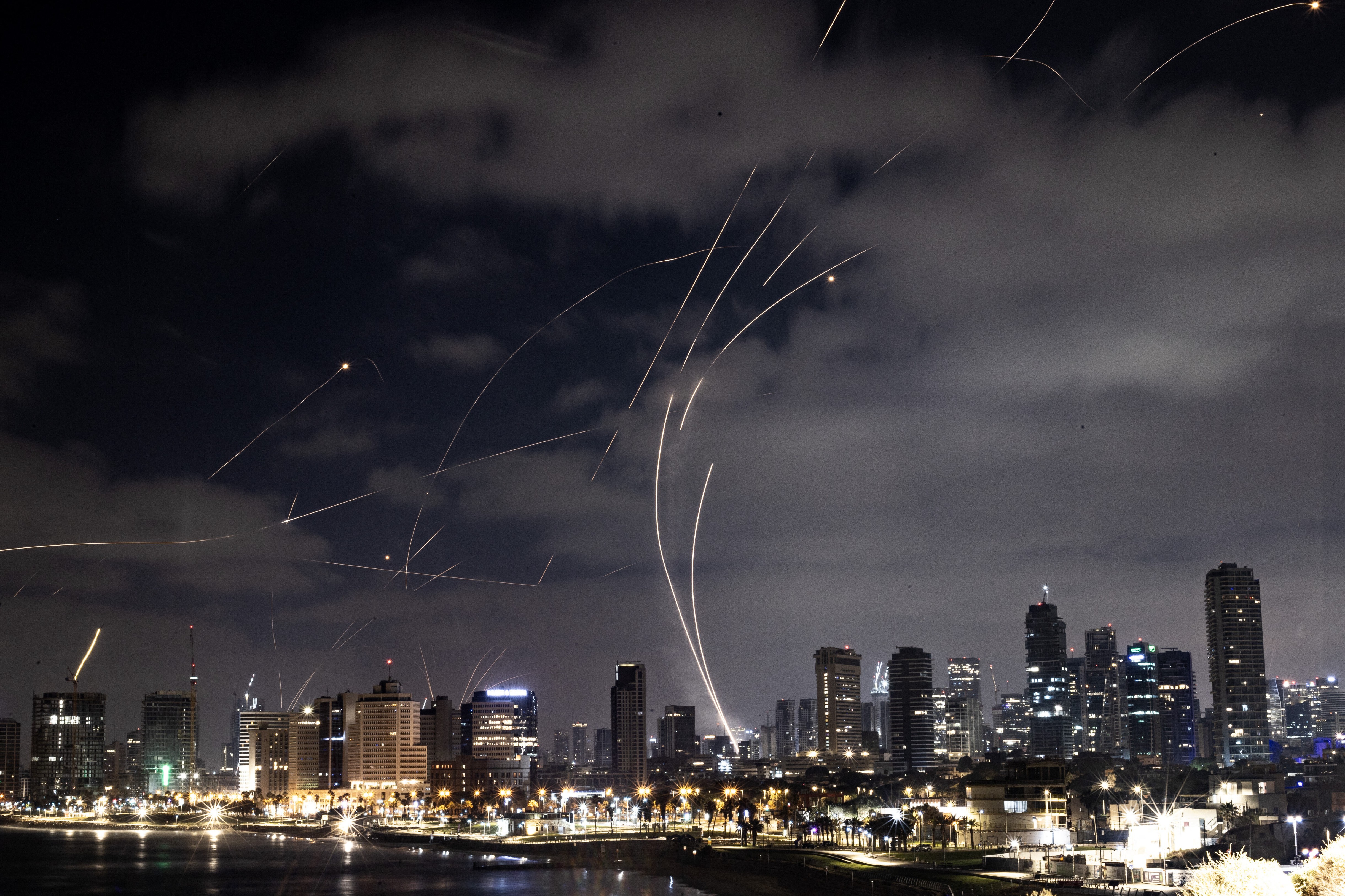 Israelul a reluat atacurile asupra Teheranului. Iranul anunță că a lansat rachete şi drone către Tel Aviv şi Haifa