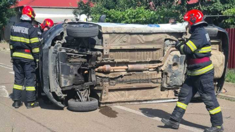 Accident grav în Botoșani: un autoturism s-a răsturnat în urma impactului. Trei copii și două femei au ajuns la spital