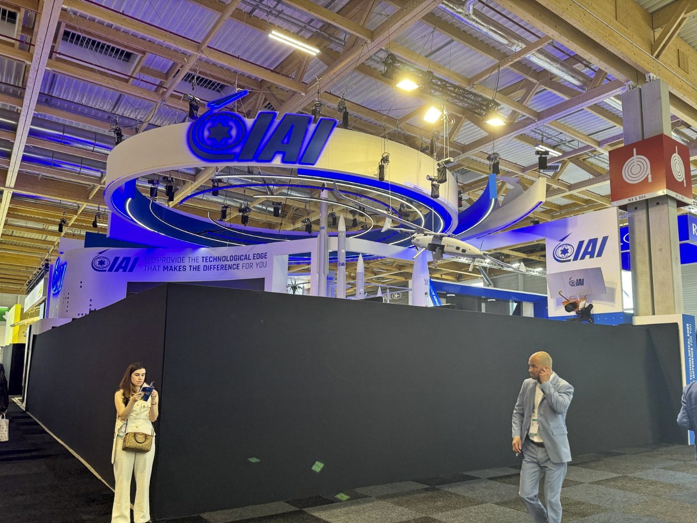 Scandal la Salonul aeronautic de la Paris: Franța a baricadat standuri de armament israeliene. Reacția Israelului