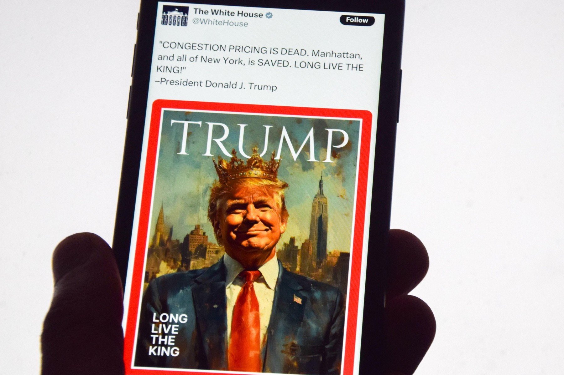 Trump își continua afacerile și lansează un telefon mobil. Cât costă smartphone-ul produs de imperiul miliardarului