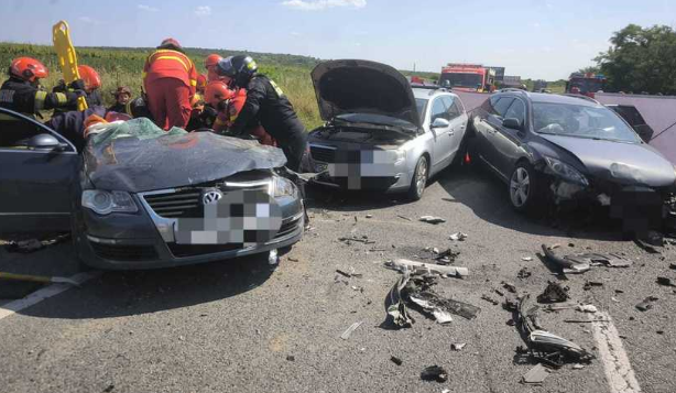 Doi copii şi doi adulți au fost transportaţi la spital după un accident pe DN 19, în care au fost implicate patru mașini