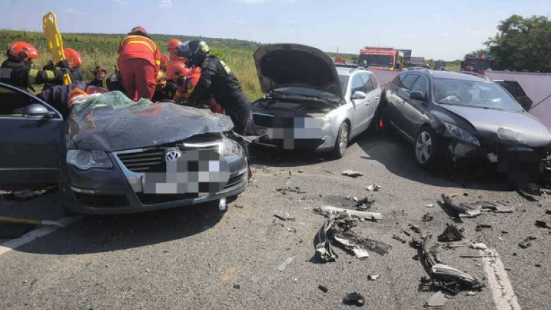 Doi copii şi doi adulți au fost transportaţi la spital după un accident pe DN 19, în care au fost implicate patru mașini