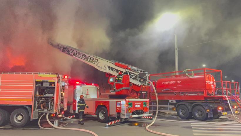 Incendiu puternic la un complex de depozite, în Galaţi. A fost emis mesaj RO-Alert
