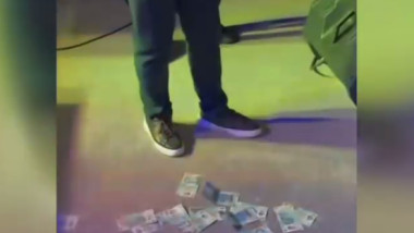 primar care arunca cu bani pe scena la un concert