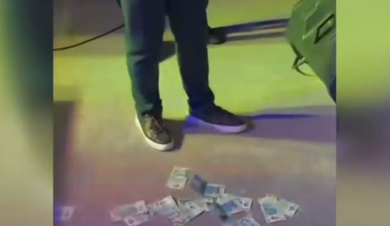 Un primar PSD aruncă cu bani la o petrecere cu manele de zilele comunei: „30 de milioane de la mine pentru voi, tată-ă-ă, fără număr”