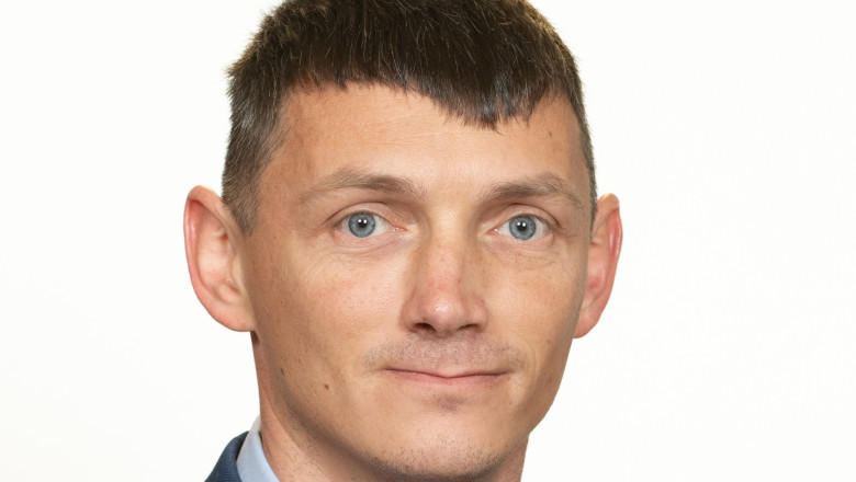 Senatorul care susține că a făcut facultatea la un site de matrimoniale a fost condamnat pentru conducere cu permisul suspendat