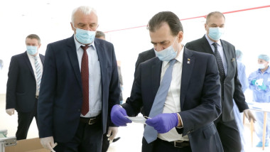 ludovic orban cu masca de protectie, insotit de delegatie cu masti