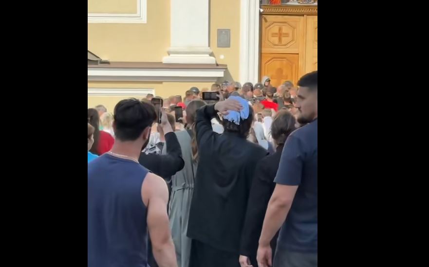 Conflict violent la Catedrala Metropolitană din Cernăuţi. Mai multe persoane, printre care şi preoţi, au fost rănite