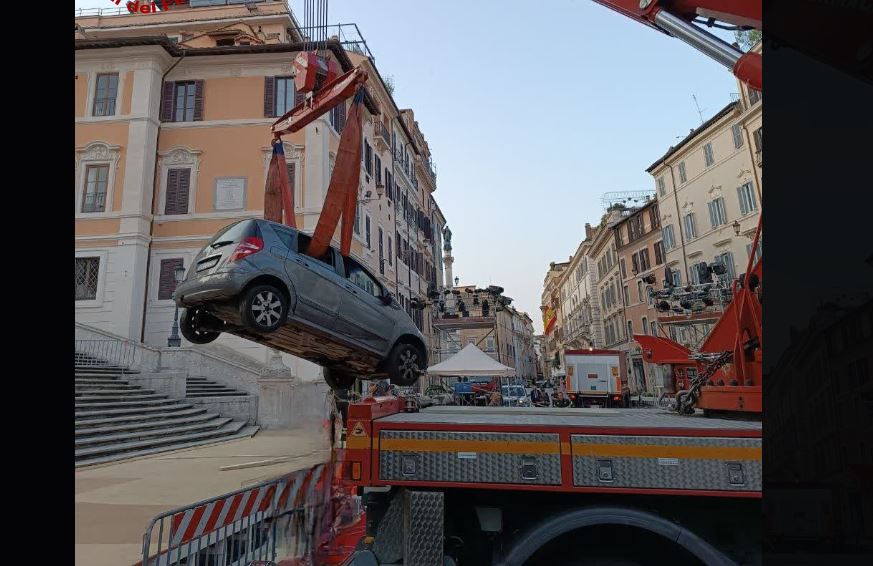 Incident ciudat la Roma: Un bătrân de 80 de ani a rămas blocat cu mașina pe celebrele Trepte Spaniole