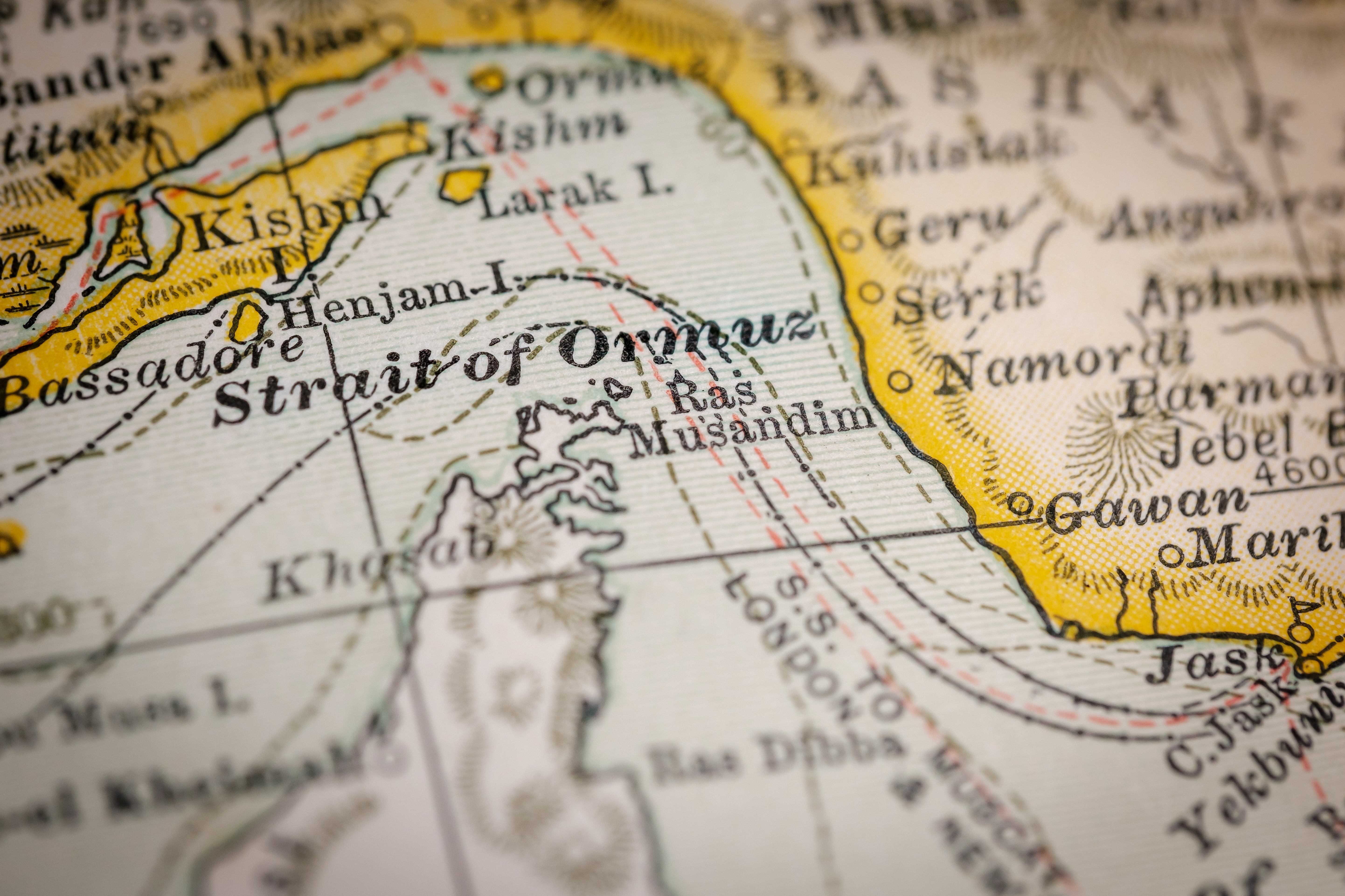 Navele evită Strâmtoarea Ormuz, iar tarifele de transport cresc puternic, din cuaza conflictului Israel - Iran