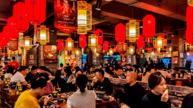 China restaurant oameni la masa