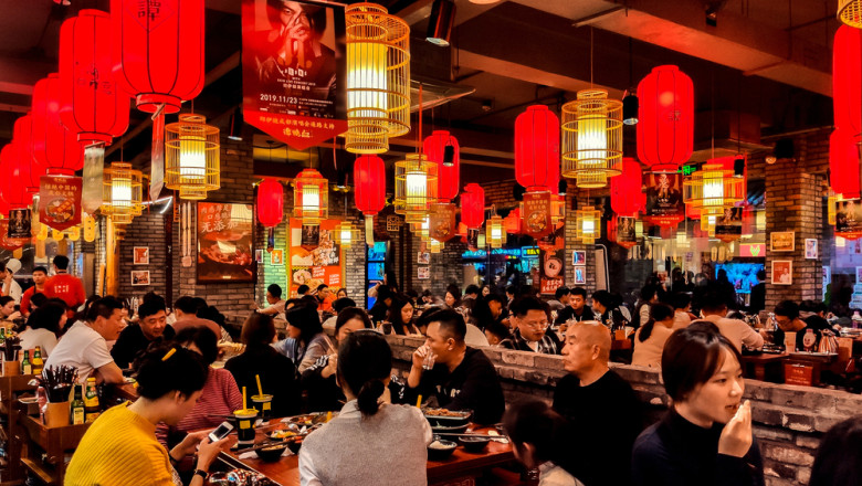 China restaurant oameni la masa
