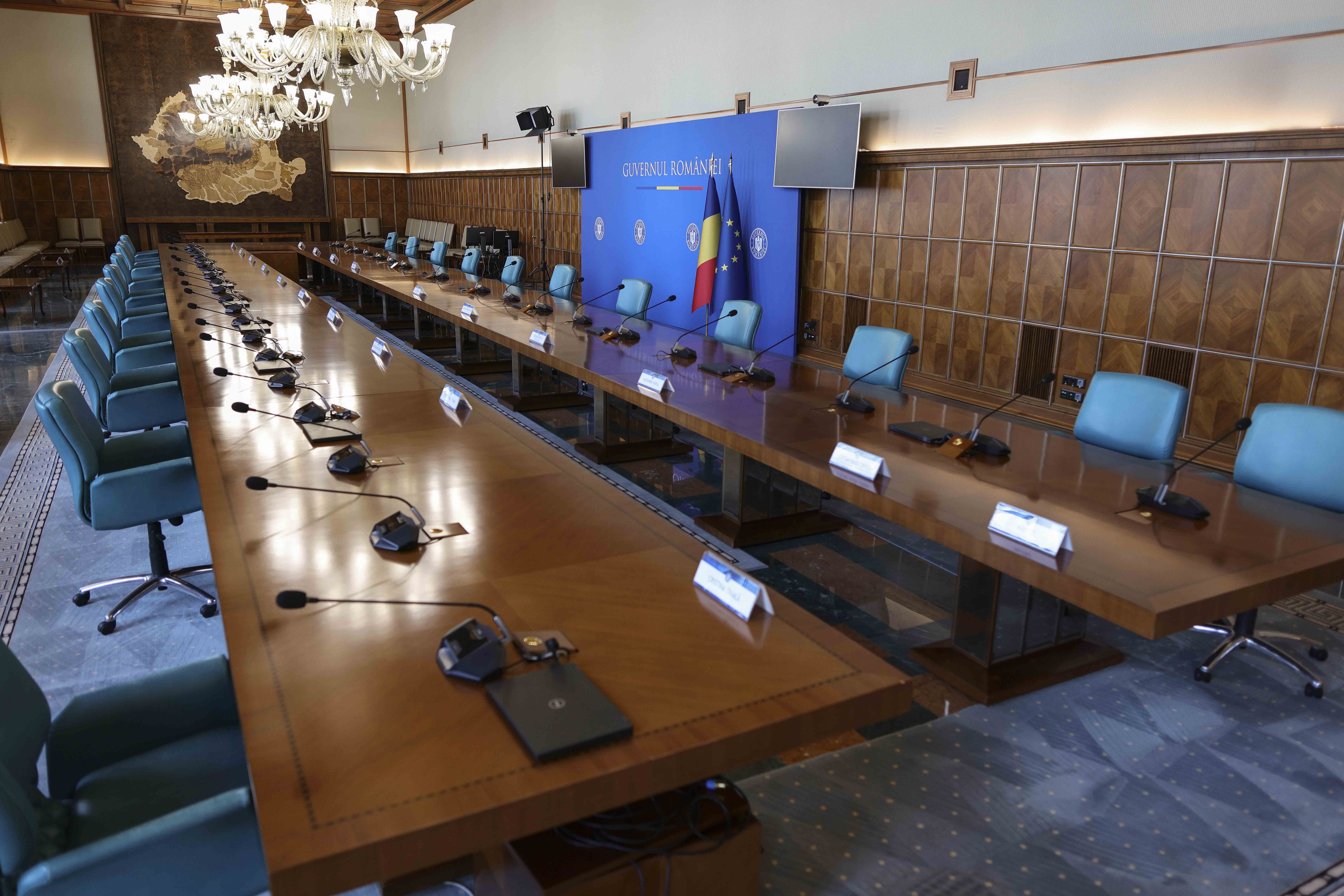 Anomaliile din Guvern: mese de protocol și deplasări la suprapreț. Miniștrii rămân fără mâncare în birouri