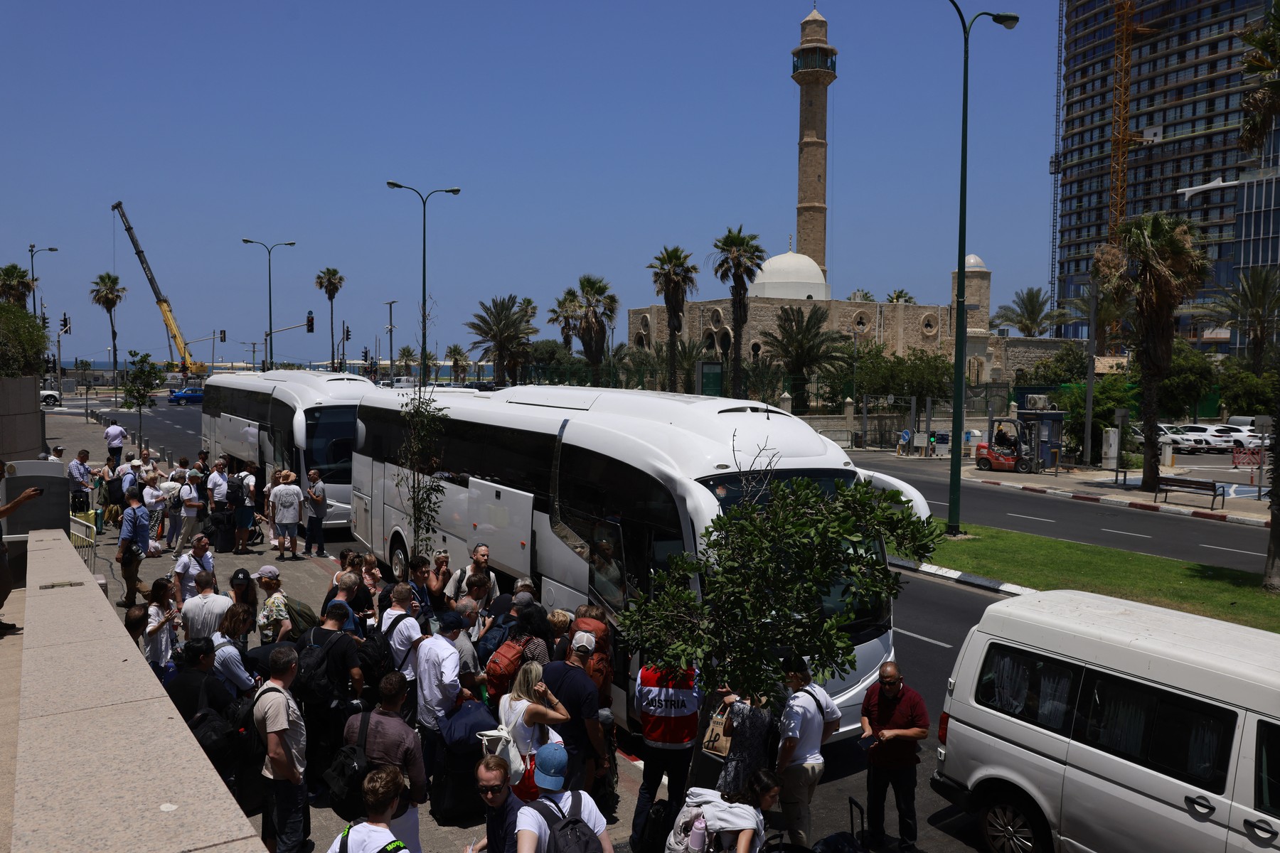 Cum a reușit statul român să evacueze 40 de cetățeni blocați în Israel, în plin conflict cu Iranul