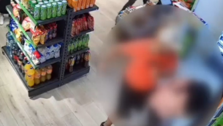 VIDEO  O femeie a fost bătută crunt de fostul ei soț, într-un magazin din Ploiești. Nimeni nu i-a sărit în ajutor