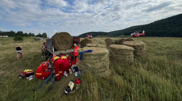 Două elicoptere SMURD, chemate pentru un bărbat care a murit după ce a căzut peste el un balot de paie