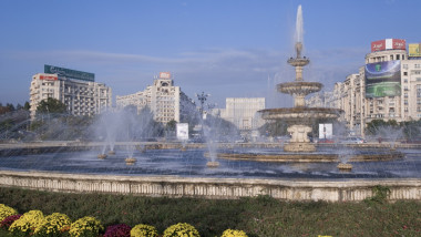 Piata Unirii fountain with the Palace of Parliament building behind, Piata Unirii, Bucharest, Romania, Europe
