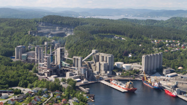 Fabrică de ciment in norvegia, pe marginea unul lac