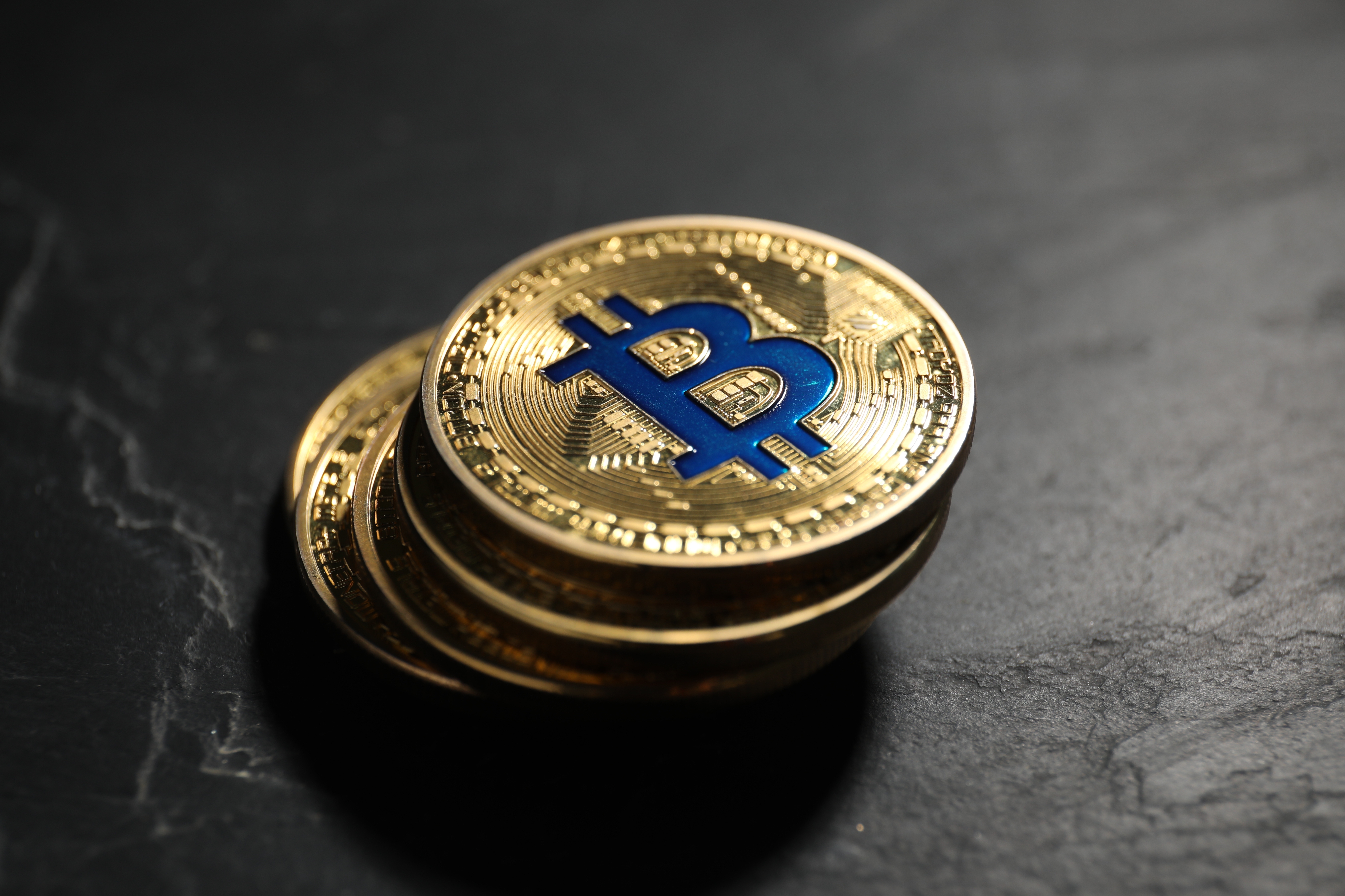 Scandal în Cehia: guvernul supravieţuieşte unui vot tensionat după o donaţie uriașă în bitcoin de la un fost condamnat