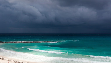 Stormy,Weather,In,Cancun,,Beautiful,Turquoise,Sea,Under,Dark,Blue