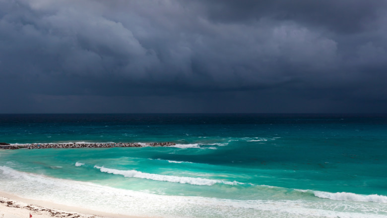 Stormy,Weather,In,Cancun,,Beautiful,Turquoise,Sea,Under,Dark,Blue