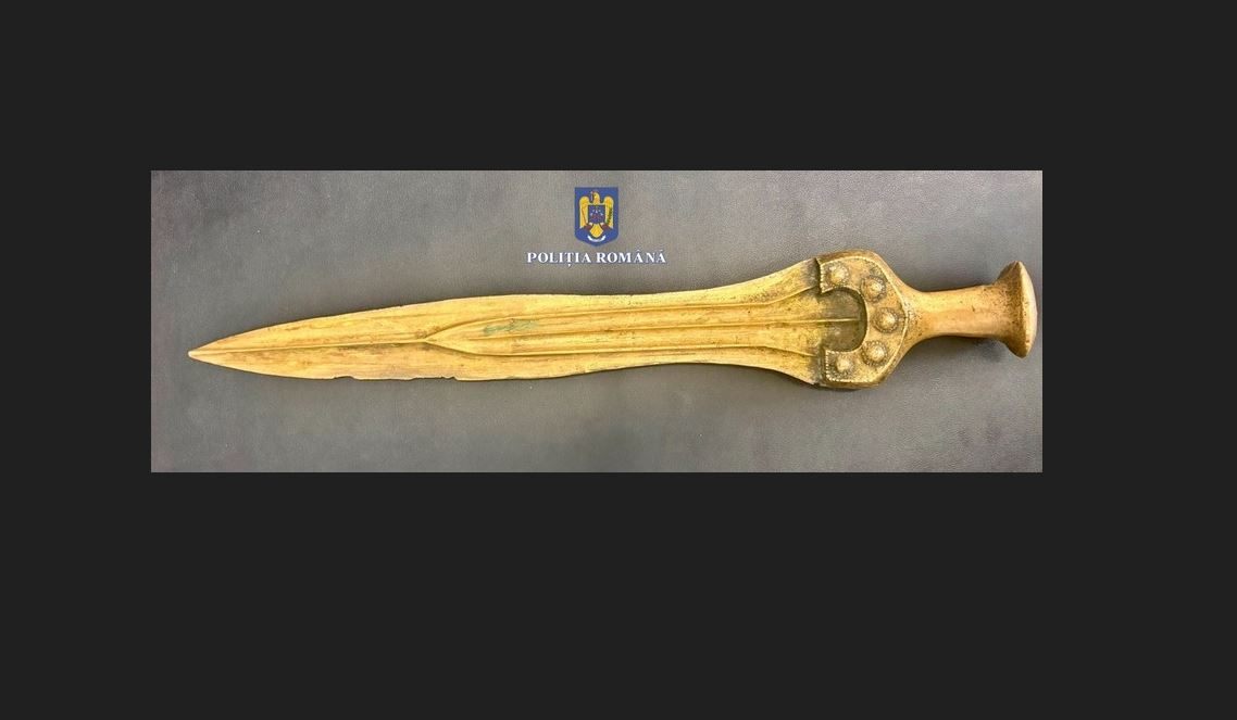 O sabie din Epoca bronzului a fost găsită în timpul percheziţiilor la locuinţa unui bărbat din Bacău