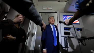 trump in avion cu presa
