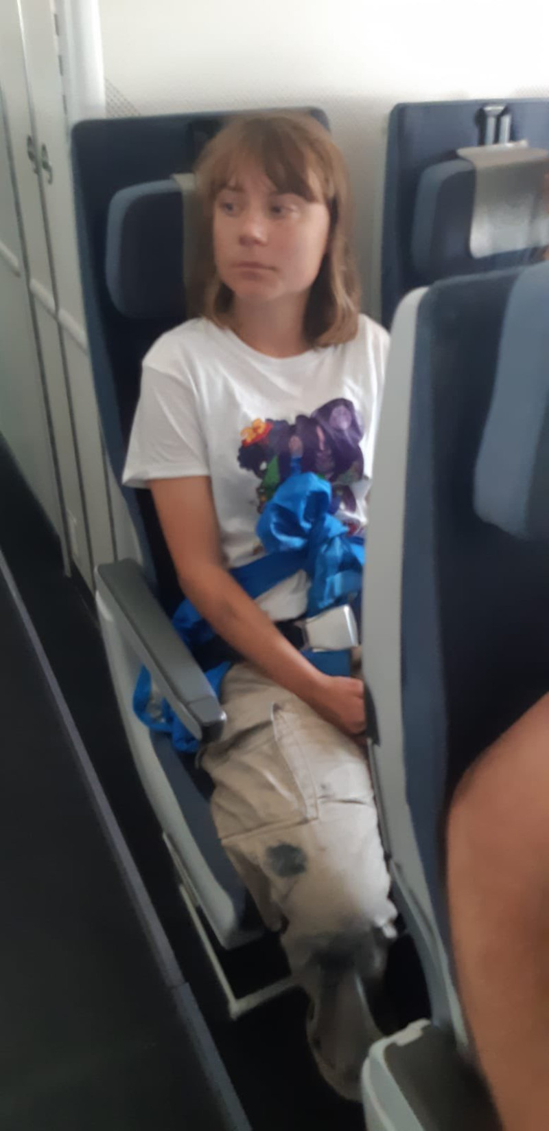 Greta Thunberg, în avionul spre Franța. Foto- MAE israelian