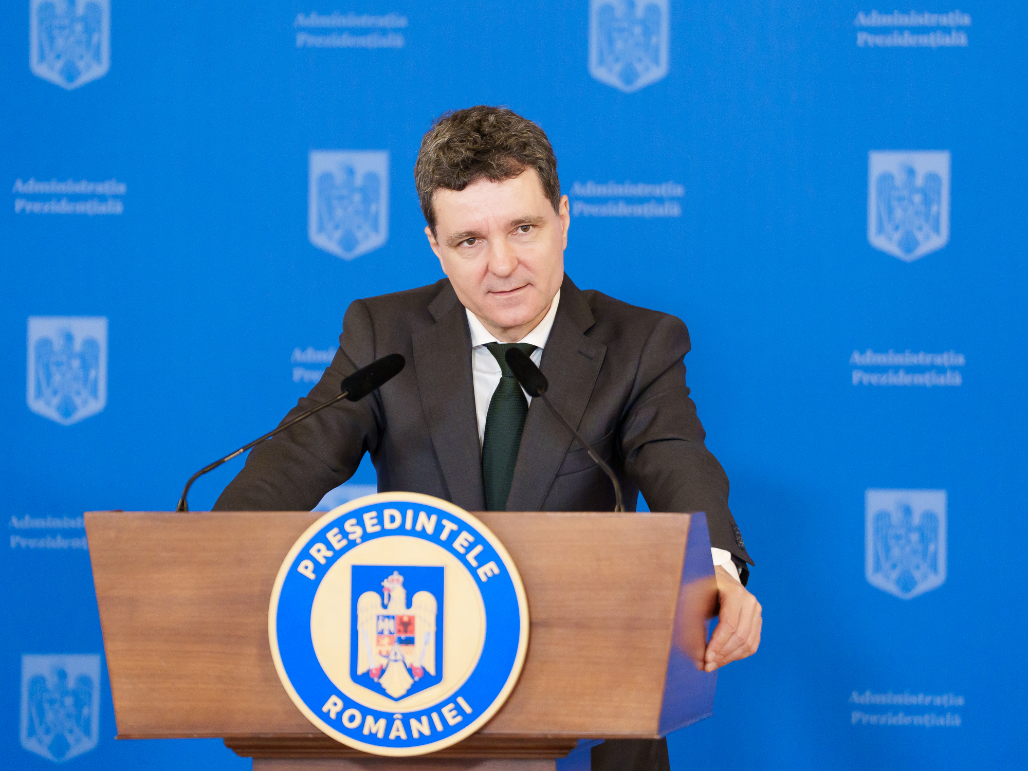 Nicușor Dan, în centrul unui triunghi amoros politic, între Macron și Merz. Cum este curtat de familiile politice europene (POLITICO)