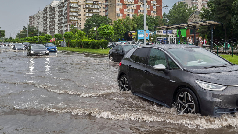 Bucharest, Romania. 9th Jun, 2025: Cars drive on a heavily flooded street after a strong storm rain in Bucharest. Credit: Lucian Alecu/Alamy Live News