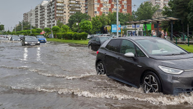 Bucharest, Romania. 9th Jun, 2025: Cars drive on a heavily flooded street after a strong storm rain in Bucharest. Credit: Lucian Alecu/Alamy Live News