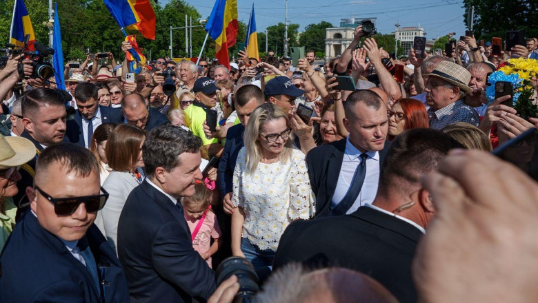 VIDEO  Nicușor Dan, baie de mulțime la Chișinău. Președintele a fost votat de peste 80% dintre basarabenii cu cetățenie română
