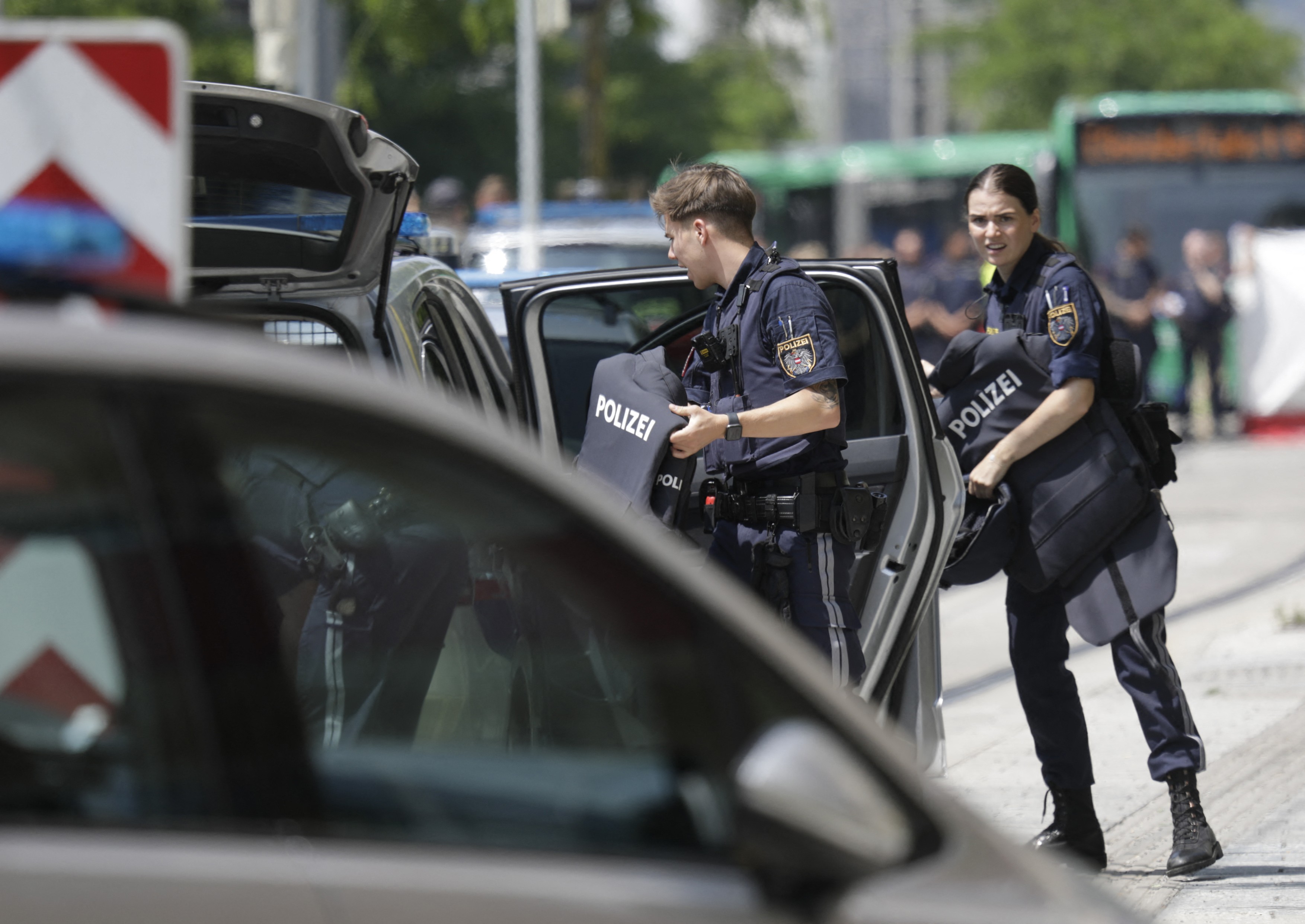 Cine este autorul atacului armat din Austria. Suspectul renunțase la studii și deținea legal două arme
