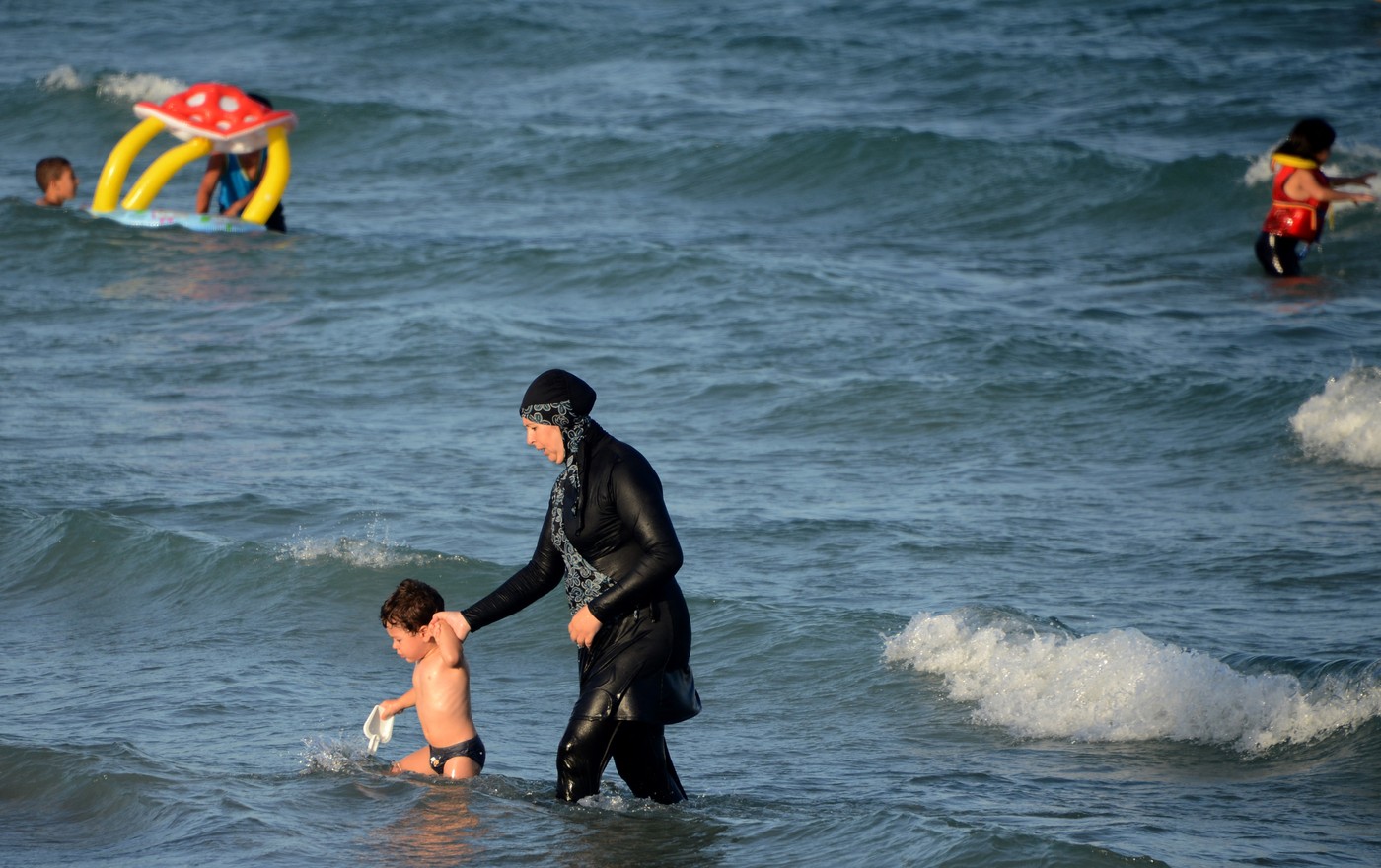 Cod vestimentar strict pe plajele publice din Siria: Burkini obligatoriu pentru femei și tricouri pentru bărbați