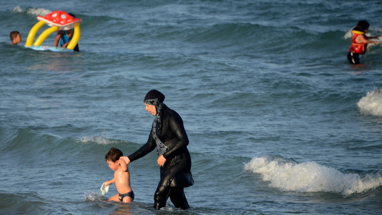 Cod vestimentar strict pe plajele publice din Siria: Burkini obligatoriu pentru femei și tricouri pentru bărbați