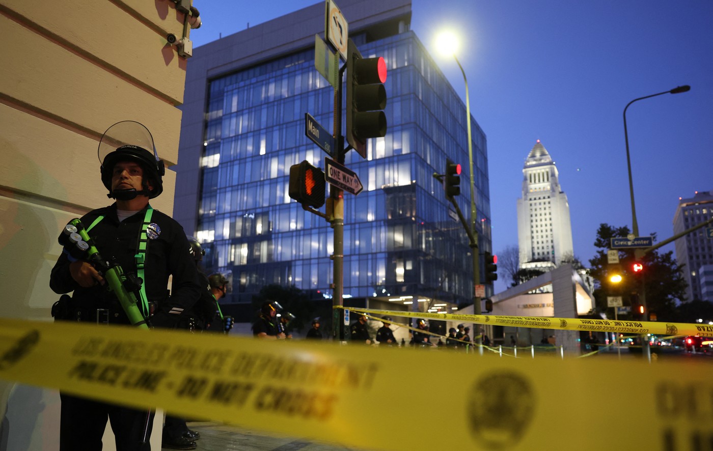 La Los Angeles a fost instituită starea de urgență pe timp de noapte. Poliția a început să facă „arestări în masă”