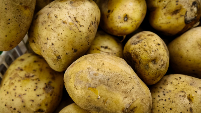 Collection,Of,Potatoes,In,A,Basket,At,The,Market